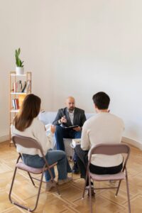 Zdjęcie przedstawia mediację rozwodową.